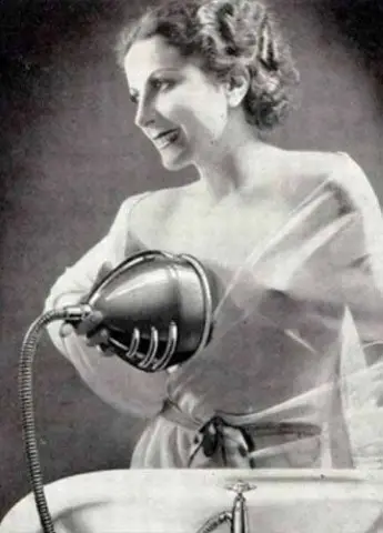 Restoring the Past: A 1930s French Advertisement Brought Back to Life 1 1930s French Advertisement