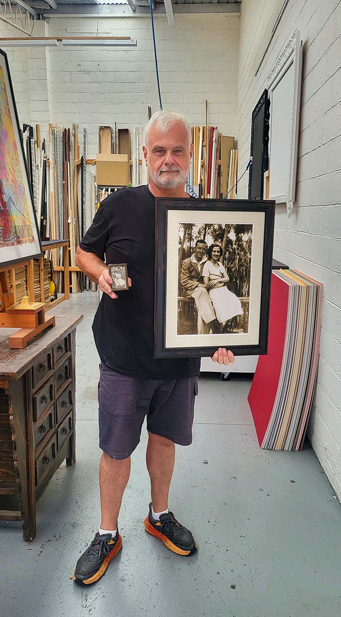 Store 1 tomce holding small photo and restored photo